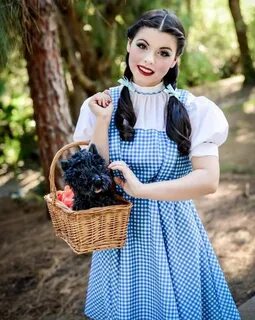 Amber Arden as Dorothy feat. Toto (Cosplay by AmberArden @Fa