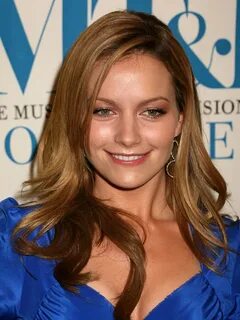 Becki Newton Net Worth / Becki Newton's Measurements: Bra Si