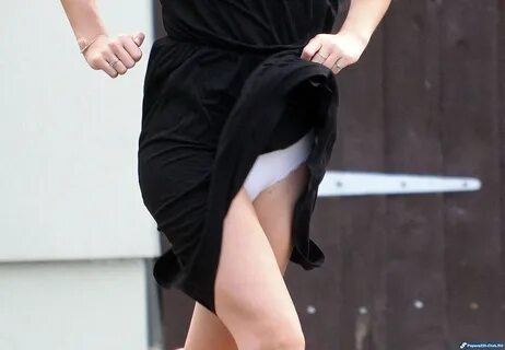 Эмма Уотсон (Emma Watson) - Лондон, 6 Августа 2011 (upskirt)