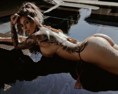 Яркая татуированная Латиноамериканская модель Madelyn Lance 