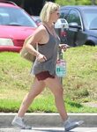 Jennie Garth goes casual while rocking her new wedding ring 