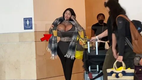 Lady with big boobs kicked off plane