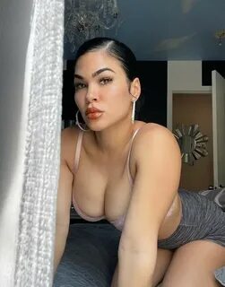 Fit Chick Rachael Ostovich Displaying Her Curvaceous Body an