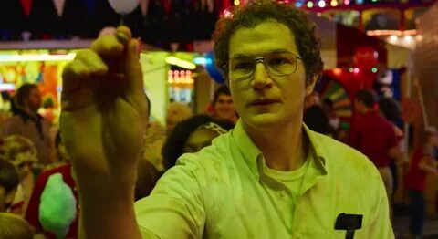 Netflix y fans de Stranger Things rinden tributo a Alexei