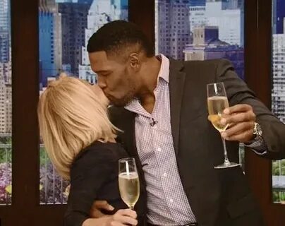 Dlisted Michael Strahan’s Last Day On "Live!" Ended Awkwardl
