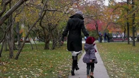 young woman her daughter walks around: стоковое видео (без л