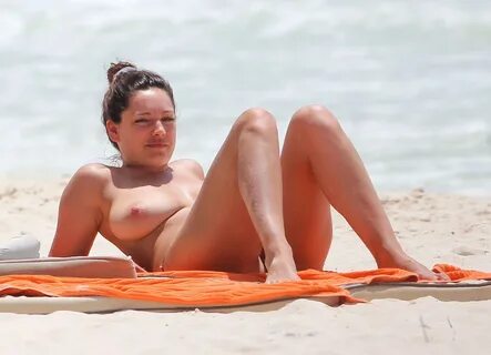 Kelly Brook - Big Topless Boobs on a beach in Cancun (NSFW) 