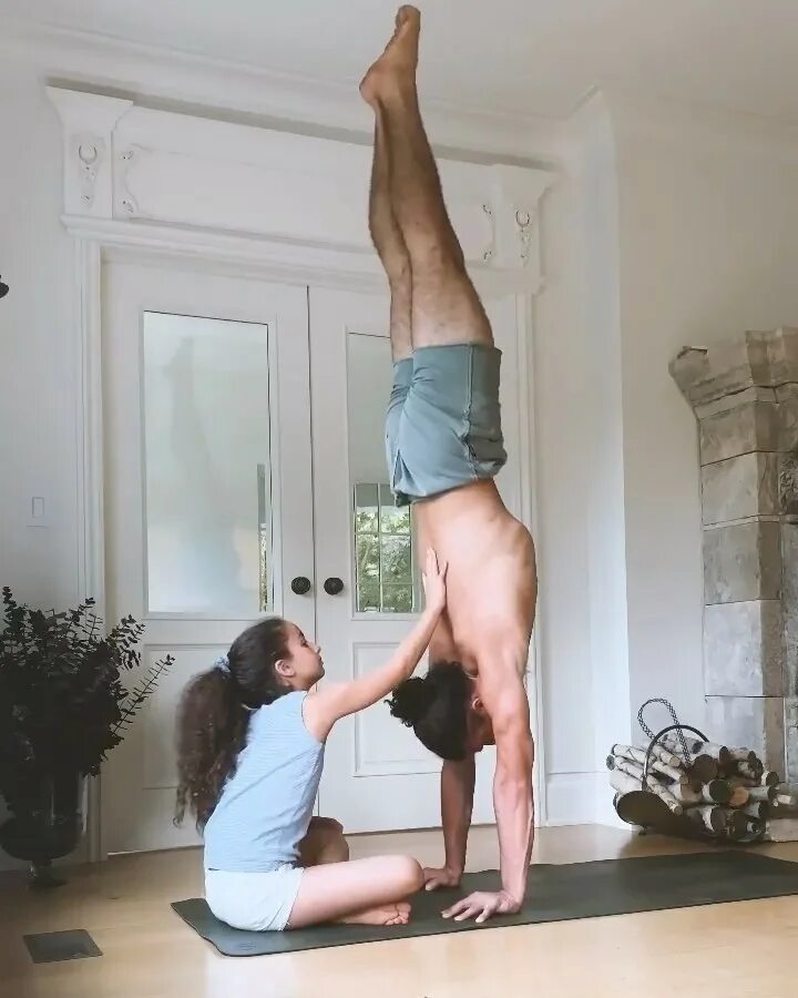 @yoga a partagé une vidéo sur Instagram : " @kestyoga teaching his lil...
