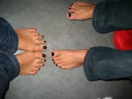black toenail polish guess which feet are mine! Atlantisa7 F