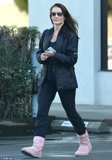 Kristin Davis displays red face as she emerges from clinic D