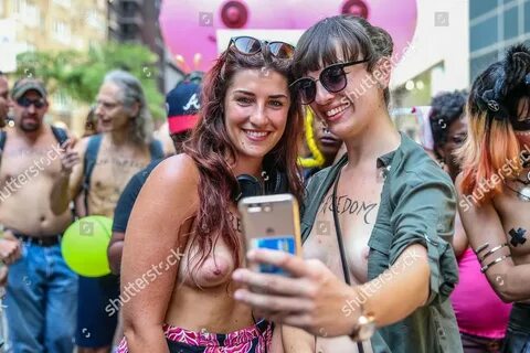 В воскресенье по всему миру прошли парады "Go Topless Day", котор...