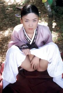 Asian Amateur XXX: Korean hanbok girl nude in park
