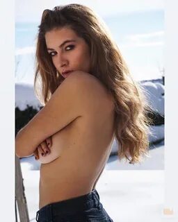 Carlota Boza (La que se Avecina) posa desnuda bajo la nieve