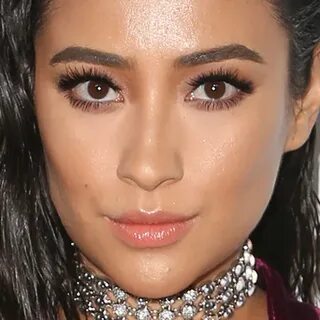 Shay Mitchell Makeup: Bronze Eyeshadow, Gold Eyeshadow & Red