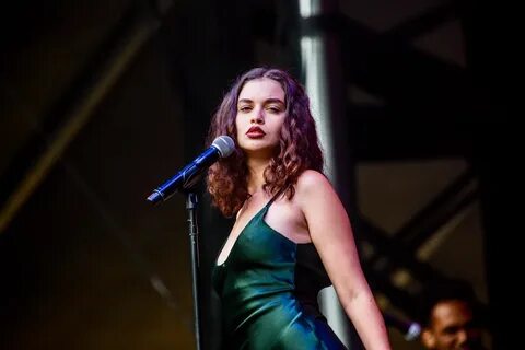 Sabrina Claudio Seduces Outside Lands With Her Effortless Se