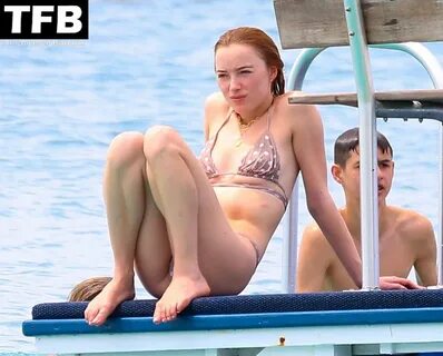 Phoebe Dynevor Sexy e-Girls Forum