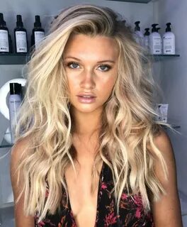 Voluminous messy hair style with beachy waves and texture 😍 