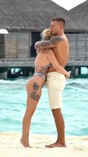 Olivia Buckland Spend a day At the beach on Maldives - Celeb