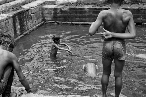 Niños bañándose Fotografía de Verónica Velasco Barthel Compr