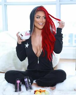 Natalie Eva Marie on Instagram: "Brrr it's cold outside ❄ wa