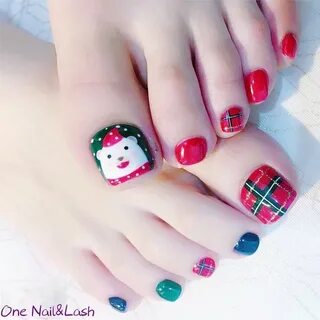 60 Pretty Christmas Toe Nail Designs For Holiday - Blurmark 