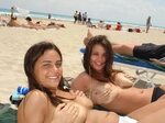Девушки топлес на пляже. Часть 2 (47 фото)