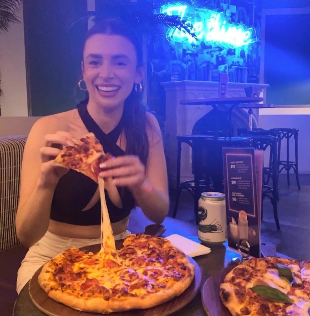 Demitra Sealy в Instagram: "Watch the progression of me dropping pizza...