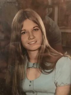 My mom looking like Marsha Brady around 1969 - Steemit