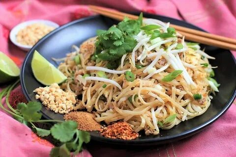 Authentic Pad Thai (Phat Thai Sai Khai fish Thai cooking, Th