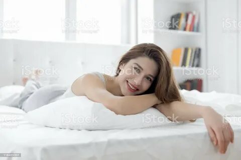 Schöne Frau Im Bett Stockfoto und mehr Bilder von Matratze -