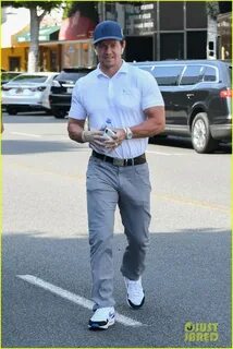 Mark Wahlberg's Clothes Can Barely Contain His Muscles!: Pho