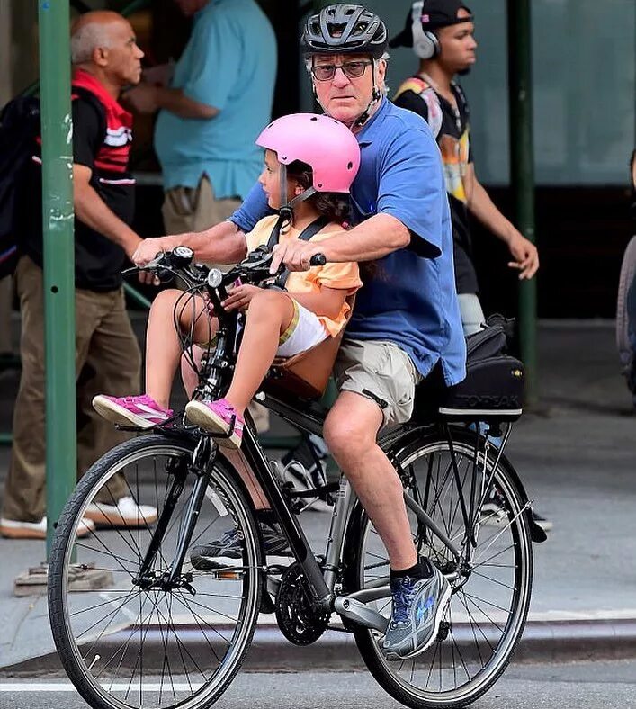 Foto do Instagram de CelebrityXO: "Robert Deniro cycles around New Yor...