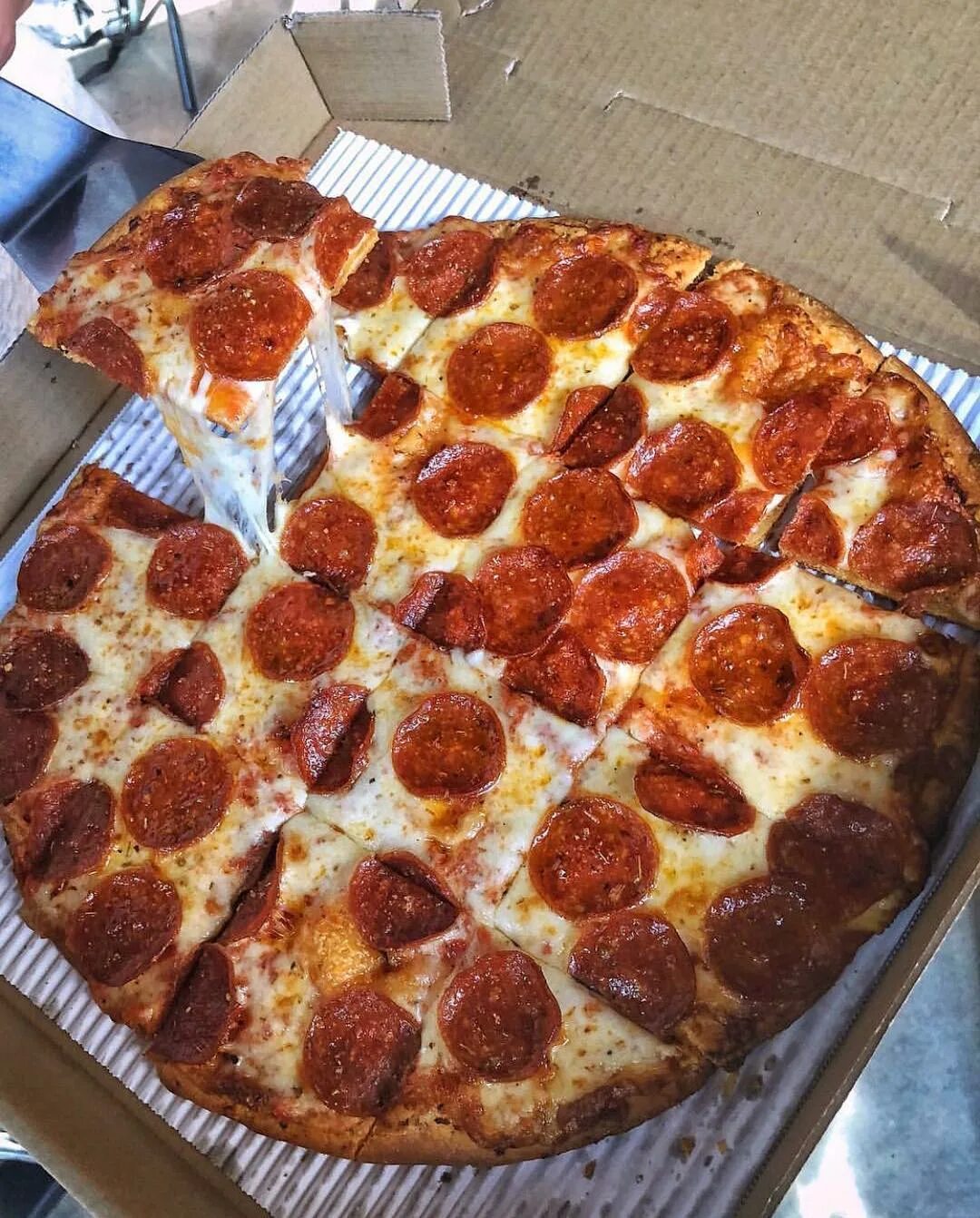 фото пиццы пепперони на столе дома фото 60