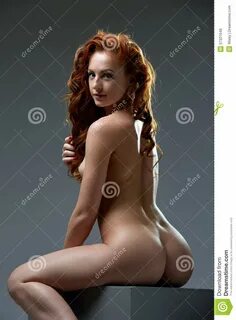 Femme Rousse Bouclée Posant La Nudité à L'appareil-photo Image stock -...