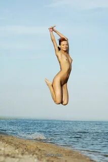 Topless women jumping (hot!!) - leenks.com
