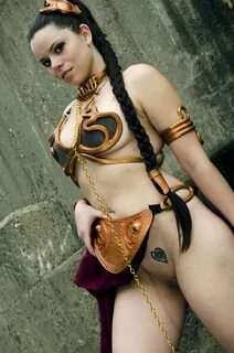 slave leia flashes her pussy.jpg " MyConfinedSpace NSFW