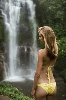 Belles femme et cascade photo stock. Image du course - 89586