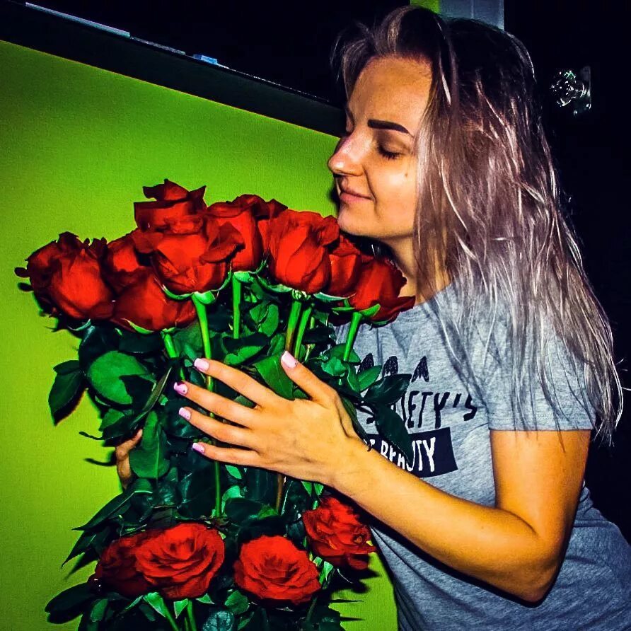 Elena © on Instagram: "#BuenasNoches 🤗 🌹 💭 #noche #flores #rosas #b...