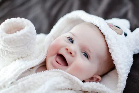 Wallpaper Smiling cute baby in white suit " On-desktop.com -