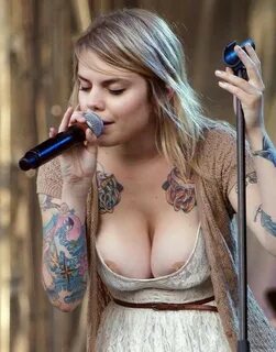 Singer girls shows boobs