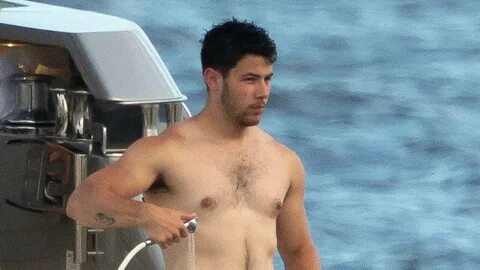 Nick Jonas New Shirtless Pic Gets AMAZING Response From Fans