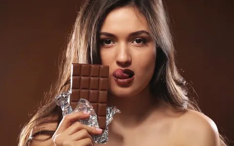 Скачать обои woman, Chocolate, tongue, tasty, раздел еда в р