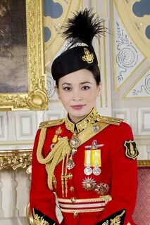 Новая королева Таиланда позировала в военной форме для офици