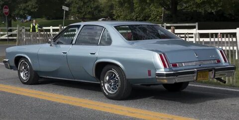 File:1976 Oldsmobile Cutlass Supreme 4-door sedan, rear left