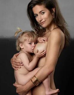 Кормящая мама сделала серию снимков с дочерью в ответ на нед