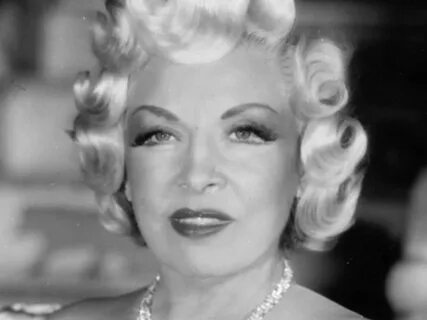 Mae West's Body Measurements Including Breasts, Height and W