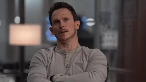 Le t-shirt henley porté par Bryan Beneventi (Jonathan Tucker