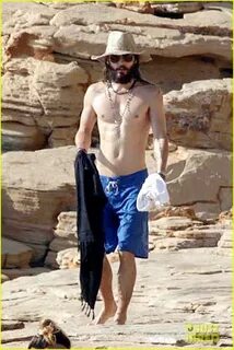 Shirtless Jared Leto Is Surrounded by Beautiful Ladies in Ib