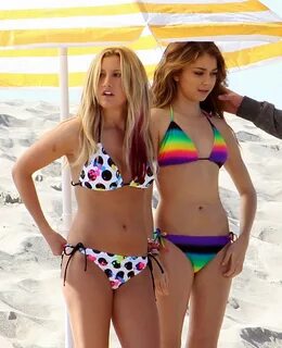 Sarah Hyland and Ashley Tisdale - Sitcoms Online Photo Galle