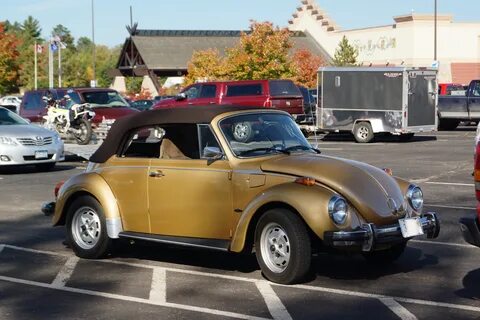 File:1974 Volkswagen Beetle Convertible Sun Bug (37462087741